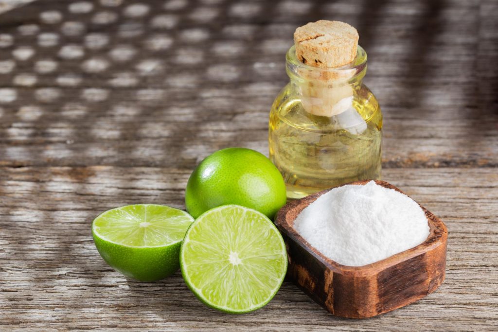 Bicarbonato de soda, rodajas de lim&oacute;n y recipiente con vinagre / lim&oacute;n con sal