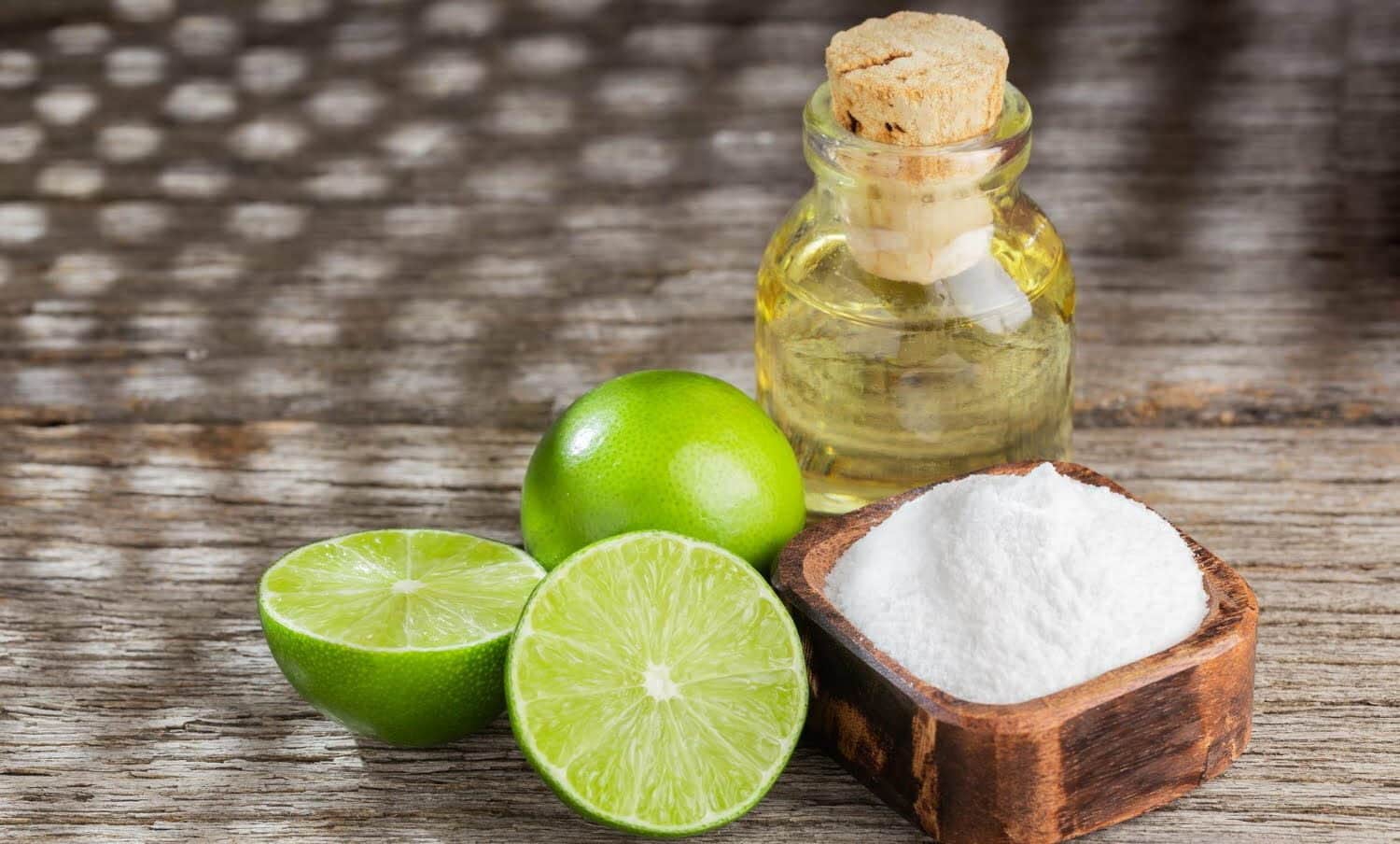 Bicarbonato de soda, rodajas de lim&oacute;n y recipiente con vinagre