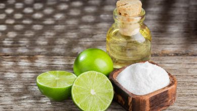 Bicarbonato de soda, rodajas de lim&oacute;n y recipiente con vinagre