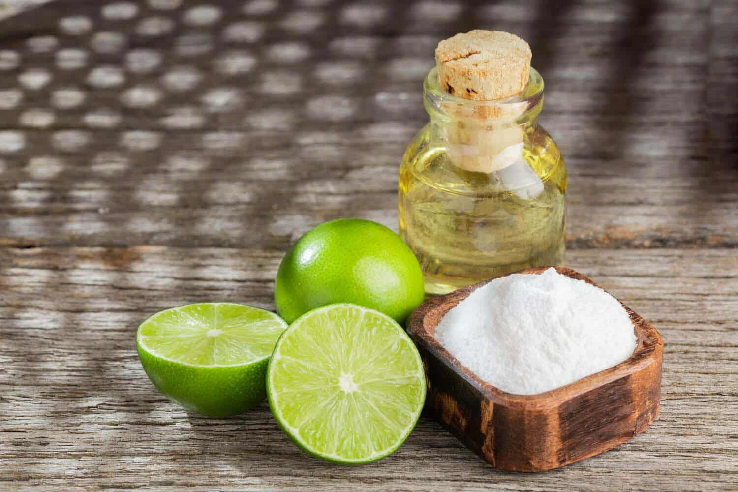 Bicarbonato de soda, rodajas de lim&oacute;n y recipiente con vinagre