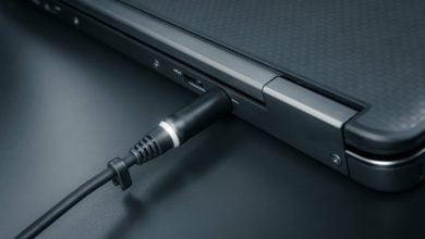 cierre de la carga de la bater&iacute;a en el ordenador port&aacute;til con enchufe de alimentaci&oacute;n / bater&iacute;a