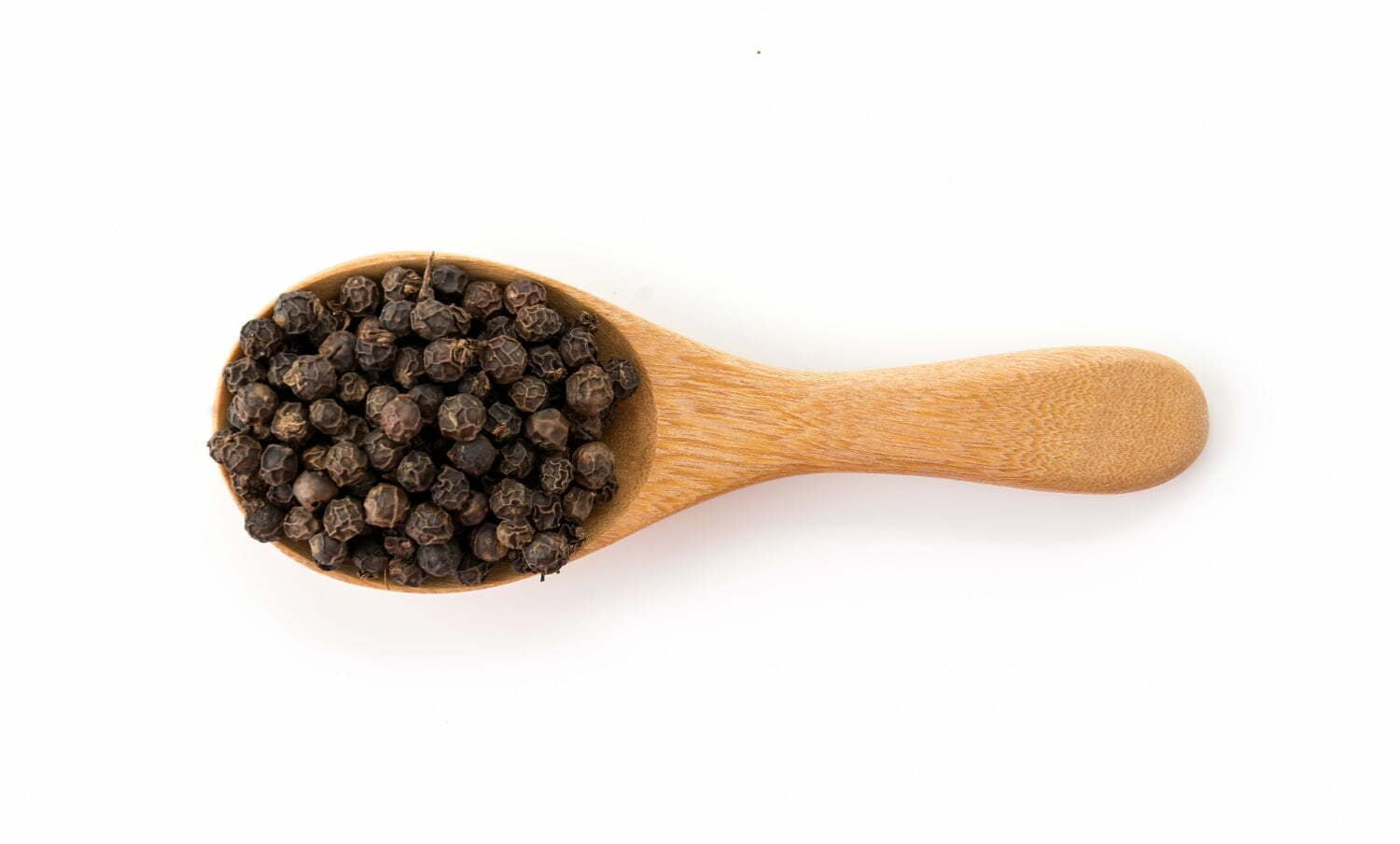 pu&ntilde;ado de Pimienta sobre cuchara de madera