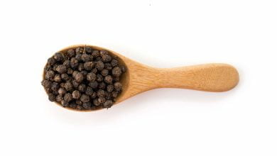 pu&ntilde;ado de Pimienta sobre cuchara de madera