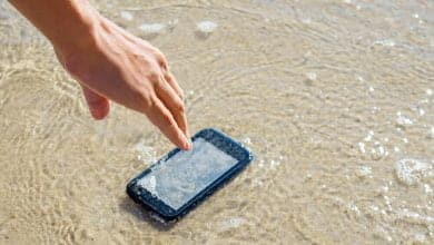 Mujer dej&oacute; caer su smartphone en el mar / celular se moja