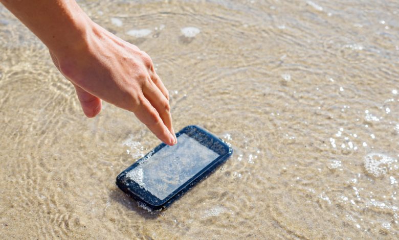 Mujer dejó caer su smartphone en el mar / celular se moja