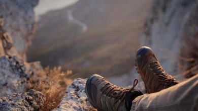cerrar vista de pies masculinos con botas de monta&ntilde;a deportista