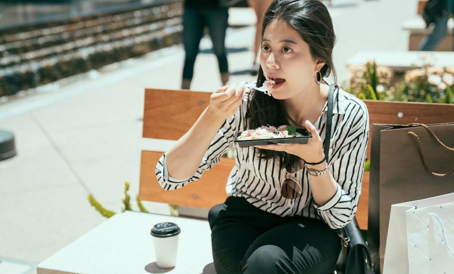 persona que come sola