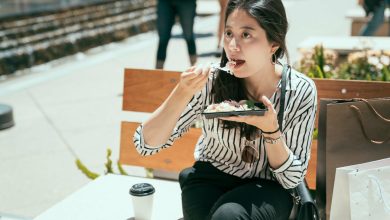 persona que come sola