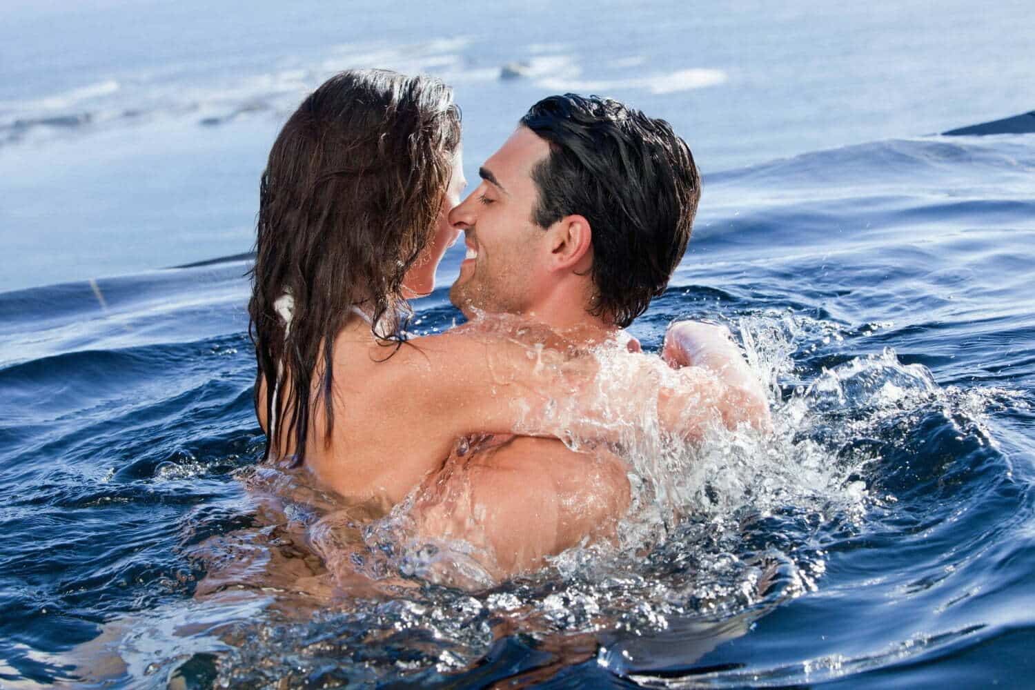 pareja abrazada, con intenci&oacute;n de tener relaciones sexuales en el agua