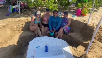 Video viral: Familia armó su propia mesa con asientos en la playa para evitar alquiler