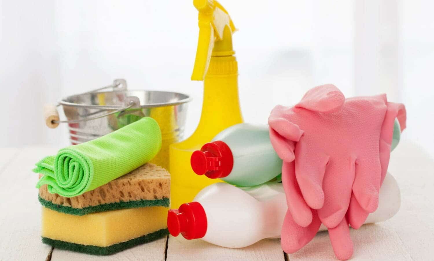 limpieza de colores brillantes en una mesa de madera / detergente