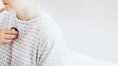 M&eacute;dico examinando paciente con fibrosis qu&iacute;stica