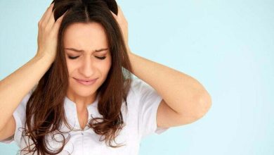 olor de cabeza y estr&eacute;s hermosa mujer joven que siente fuerte dolor de cabeza retrato de / labilidad emocional / crisis de los 30 / fortaleza emocional