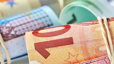 El billete de diez euros enrollado como un t&uacute;bulo se encuentra en el fondo de los billetes en euros comerciante