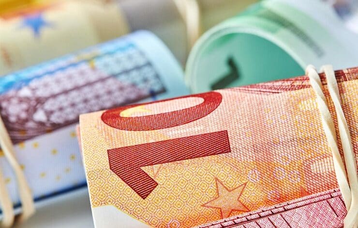 El billete de diez euros enrollado como un t&uacute;bulo se encuentra en el fondo de los billetes en euros comerciante