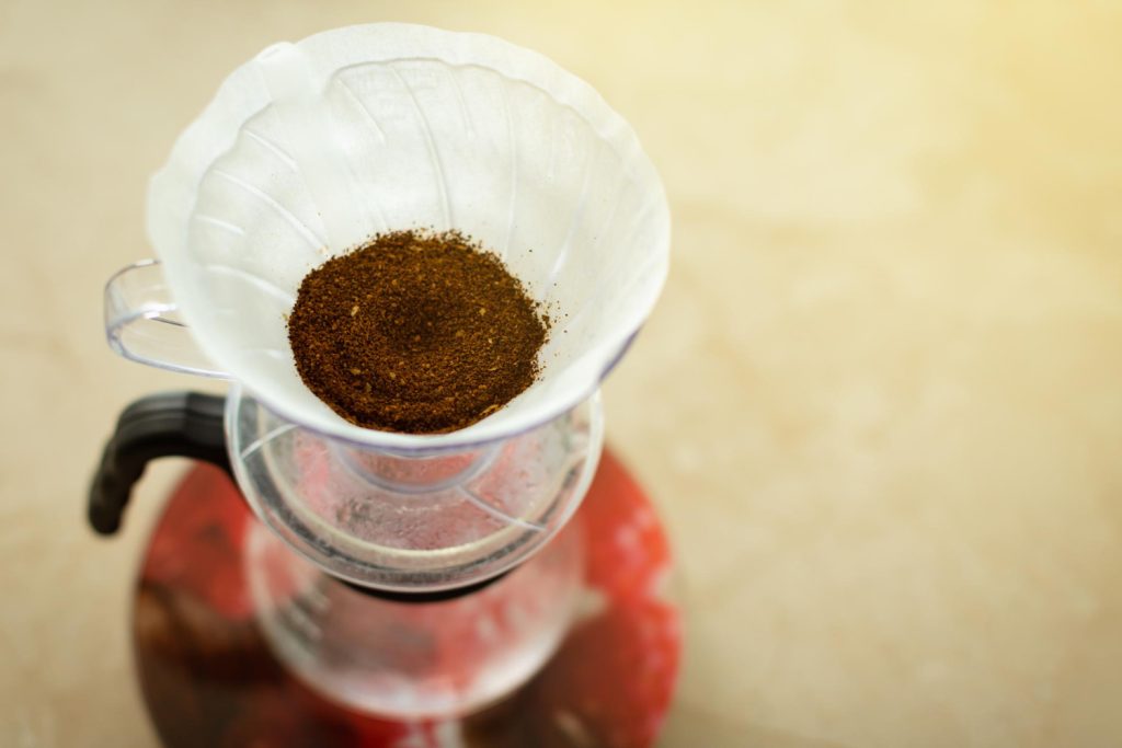 residuos de caf&eacute; molido, luego de filtrarlo, listo para reciclar