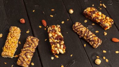 barras de prote&iacute;nas de diferentes sabores, sobre fondo negro