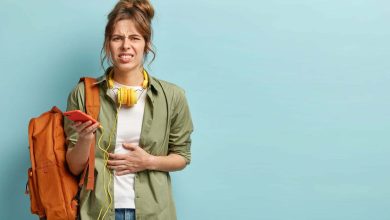 mujer tocando su est&oacute;mago al sentir un ruido en esa parte de su cuerpo