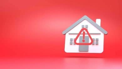 Figura de una casa con se&ntilde;al de peligro o riesgos