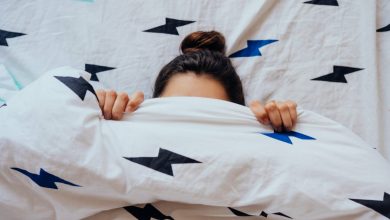 joven que le cuesta madrugar, tapada con las s&aacute;banas