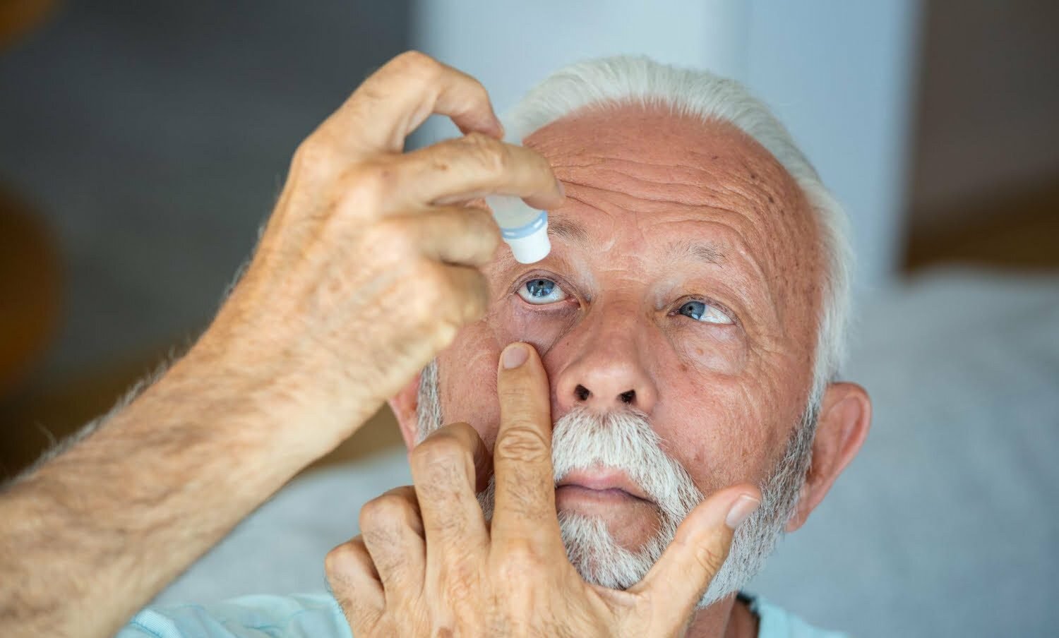 adulto mayor aplicando gotas en sus ojos para las cataratas | gotas para ojos contaminadas