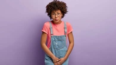 mujer aguantando las ganas de ir al ba&ntilde;o / aguantar las ganas de orinar / ir al ba&ntilde;o - ganas de ir al ba&ntilde;o