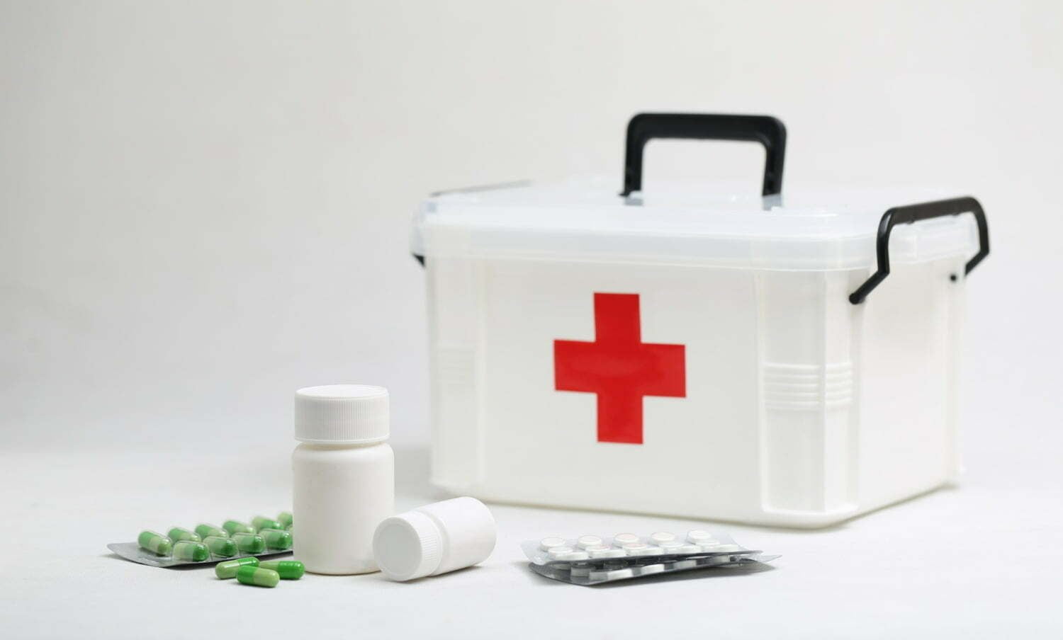 Foto de botiqu&iacute;n y medicamentos sobre fondo blanco