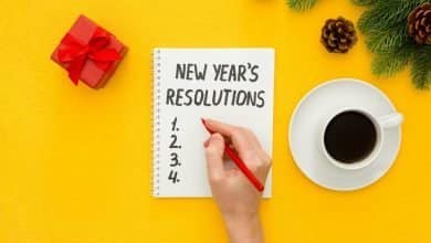 persona escribiendo una lista de prop&oacute;sitos para el 2023