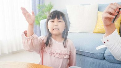 Una ni&ntilde;a peque&ntilde;a odia el humo de cigarrillo / olor a cigarrillo