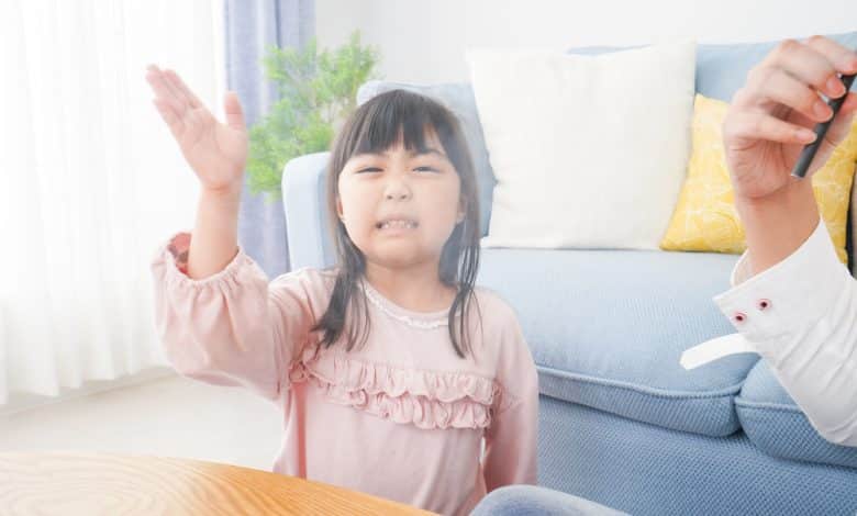 Una ni&ntilde;a peque&ntilde;a odia el humo de cigarrillo / olor a cigarrillo