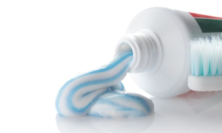 pasta dental y cepillo de dientes sobre fondo blanco / pasta dental