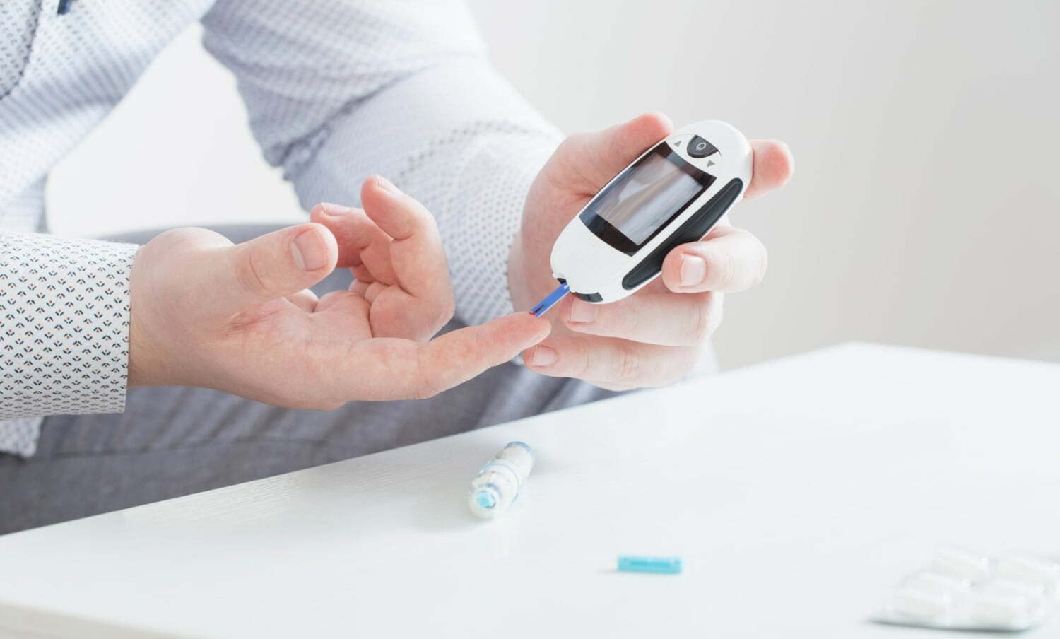 persona midiéndose la glucosa para evitar complicaciones con su diabetes / azúcar alta / hoja de guayaba / sedentario