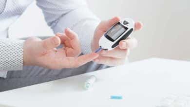 persona midi&eacute;ndose la glucosa para evitar complicaciones con su diabetes / az&uacute;car alta / hoja de guayaba / sedentario