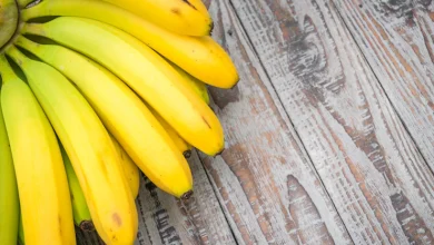 plátano en la mesa de madera