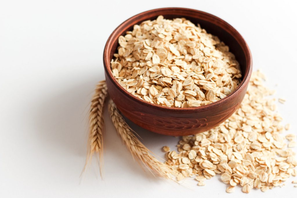 copos de avena en un cuenco de madera