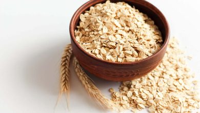 copos de avena en un cuenco de madera