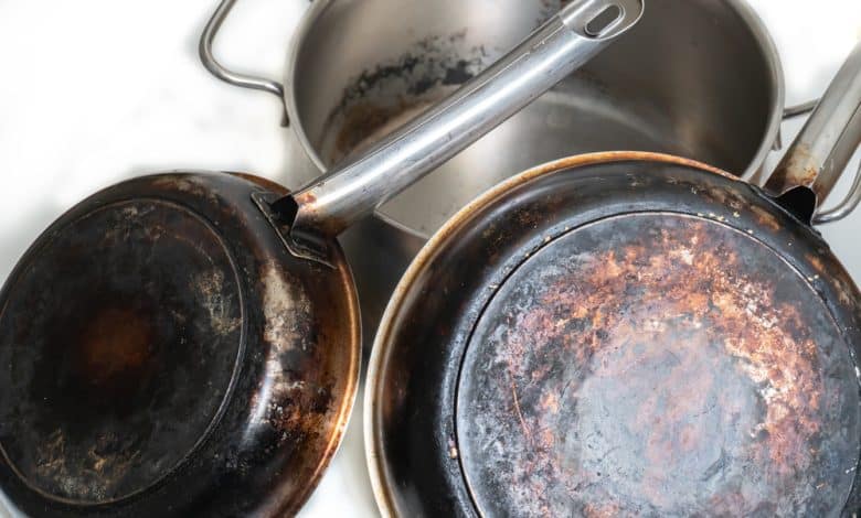 sartenes de acero inoxidable quemados y sucios / sart&eacute;n