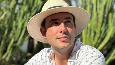 actor Sebastián martínez posa con sombrero
