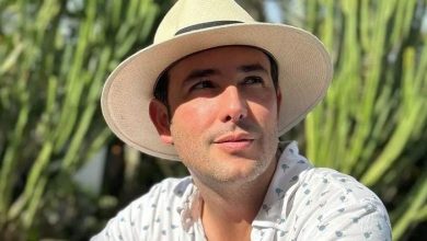 actor Sebasti&aacute;n mart&iacute;nez posa con sombrero