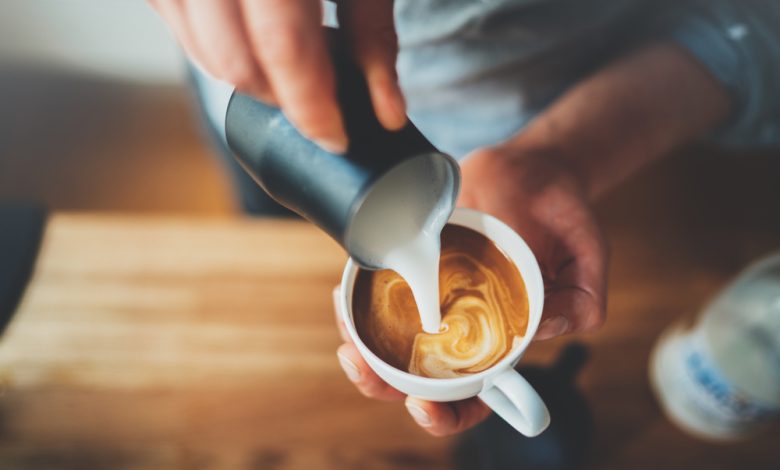 Agregar leche al café tendría grandes beneficios en la salud, le contamos