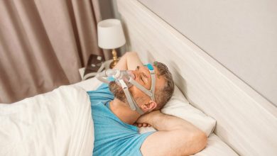 hombre durmiendo con m&aacute;scara respiratoria porque sufre de apnea del sue&ntilde;o