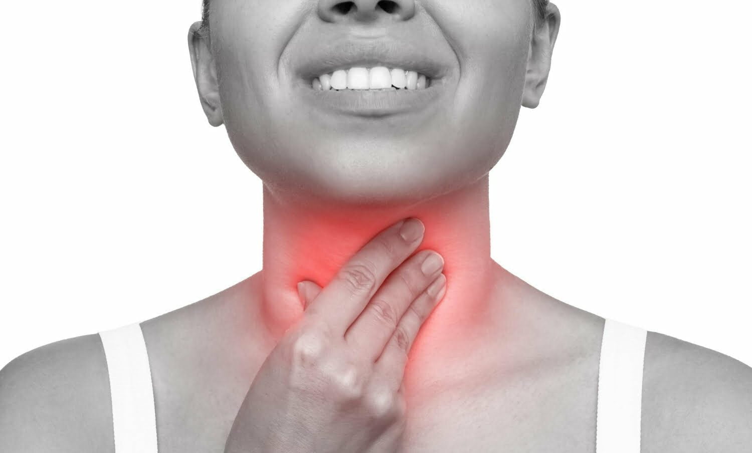 mujer tocando su garganta con dolor, a causa de laringitis