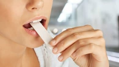 una chica hermosa mientras disfruta de un chicle / chicles / mand&iacute;bula