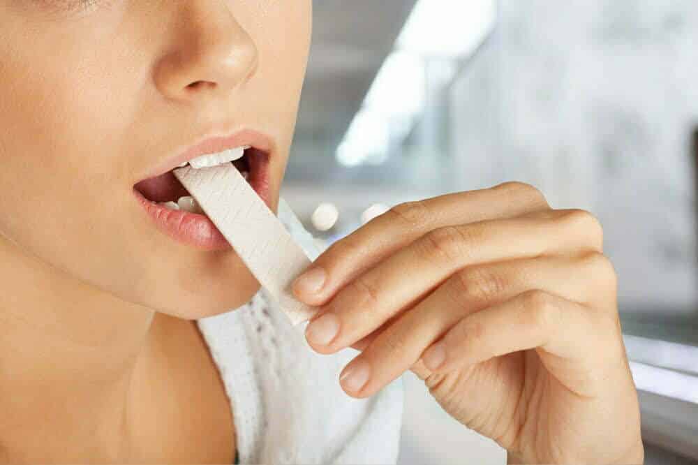 una chica hermosa mientras disfruta de un chicle / chicles / mand&iacute;bula