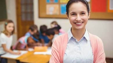 Profesora sonriendo en c&aacute;mara en el aula de la escuela primaria / Maestras y Maestros que Inspiran / becas para maestros de Colombia - D&iacute;a del Maestro