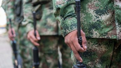 Soldados del ej&eacute;rcito colombiano con rifle de asalto en mano en una formaci&oacute;n militar / Operaci&oacute;n en Puerto Legu&iacute;zamo