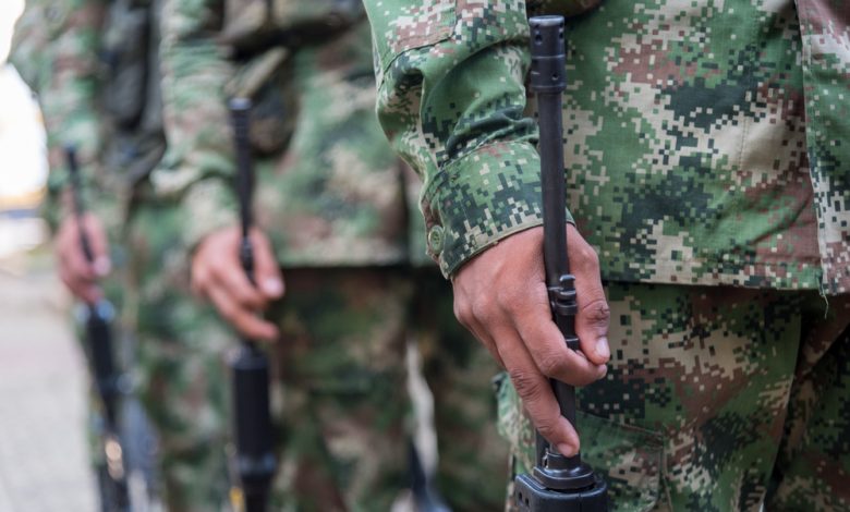Soldados del ej&eacute;rcito colombiano con rifle de asalto en mano en una formaci&oacute;n militar / Operaci&oacute;n en Puerto Legu&iacute;zamo