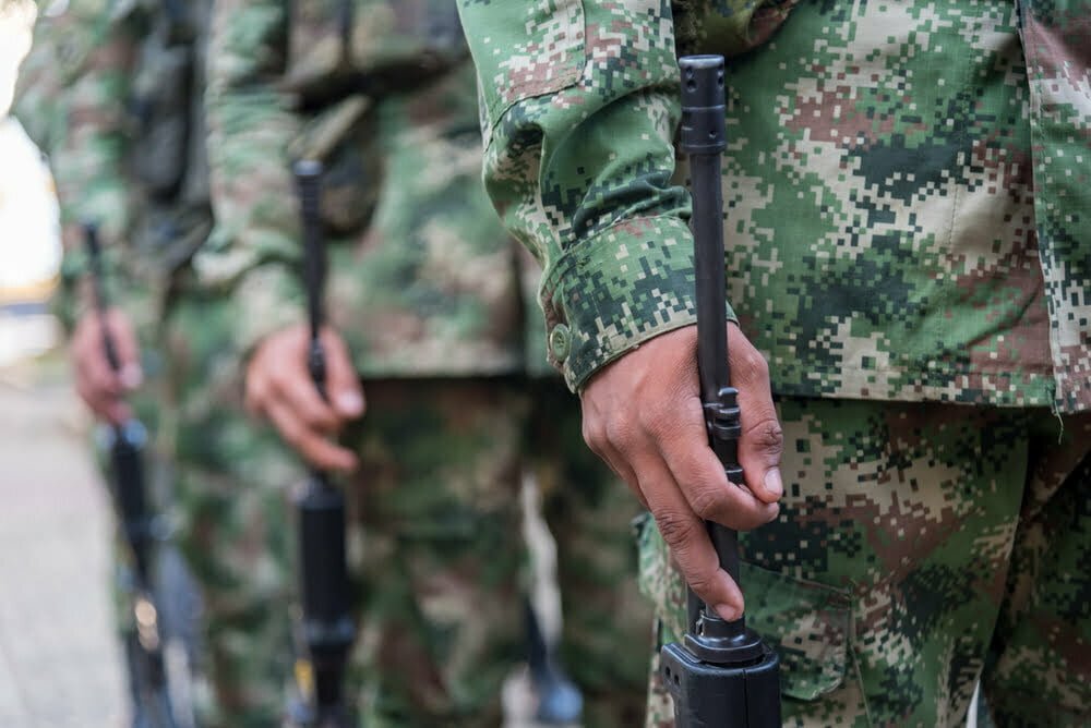Soldados del ejército colombiano con rifle de asalto en mano en una formación militar / Operación en Puerto Leguízamo