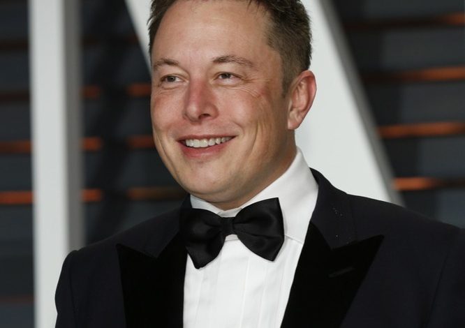 Elon Musk en la Vanity Fair Oscar Party 2015 en el Wallis / Elon Musk manifiesta interés de comprar al Manchester United | planta de Tesla / inteligencia artificial | chip en cerebros humanos