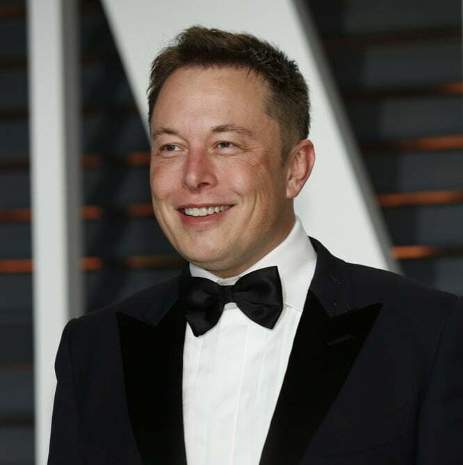 Elon Musk en la Vanity Fair Oscar Party 2015 en el Wallis / Elon Musk manifiesta interés de comprar al Manchester United | planta de Tesla / inteligencia artificial | chip en cerebros humanos